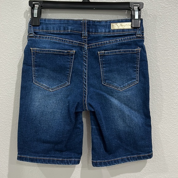 Cute Tommy Bahama denim shorts - Picture 2 of 4